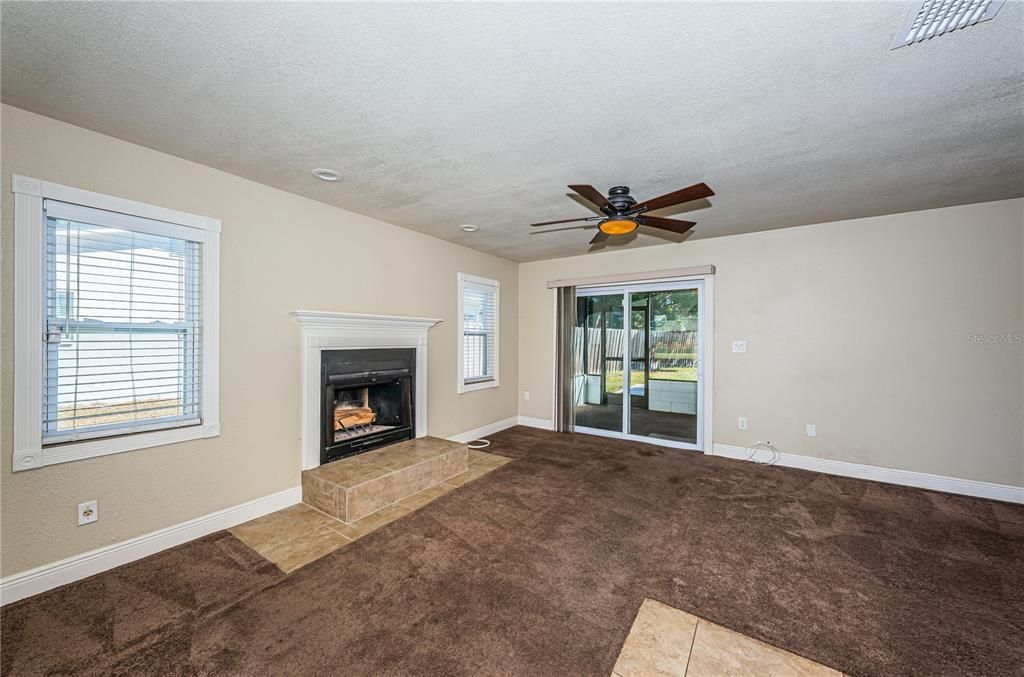 En Venta: $350,000 (2 camas, 2 baños, 1211 Pies cuadrados)