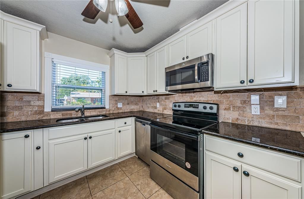 En Venta: $350,000 (2 camas, 2 baños, 1211 Pies cuadrados)