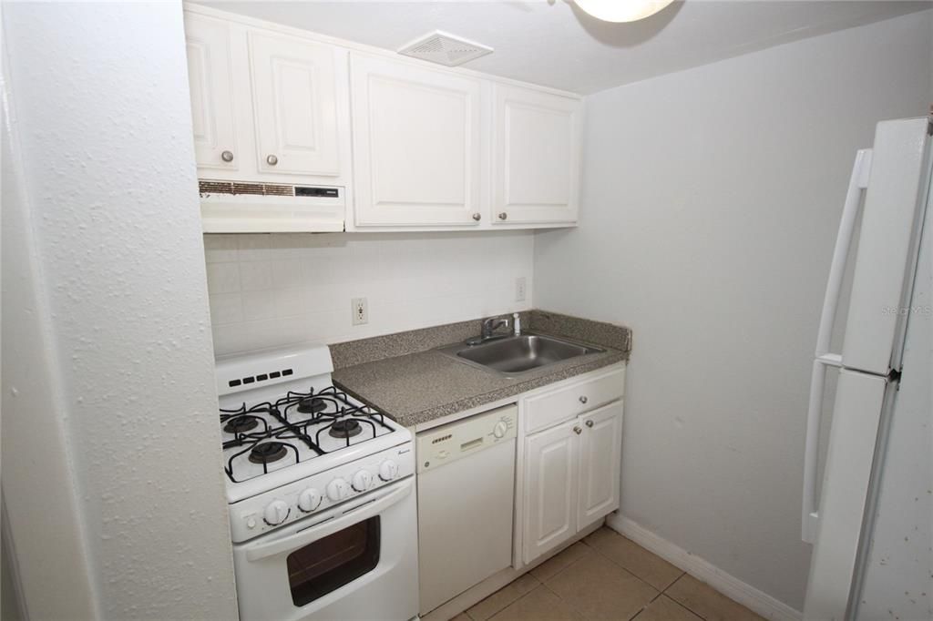 For Rent: $1,100 (1 beds, 1 baths, 496 Square Feet)
