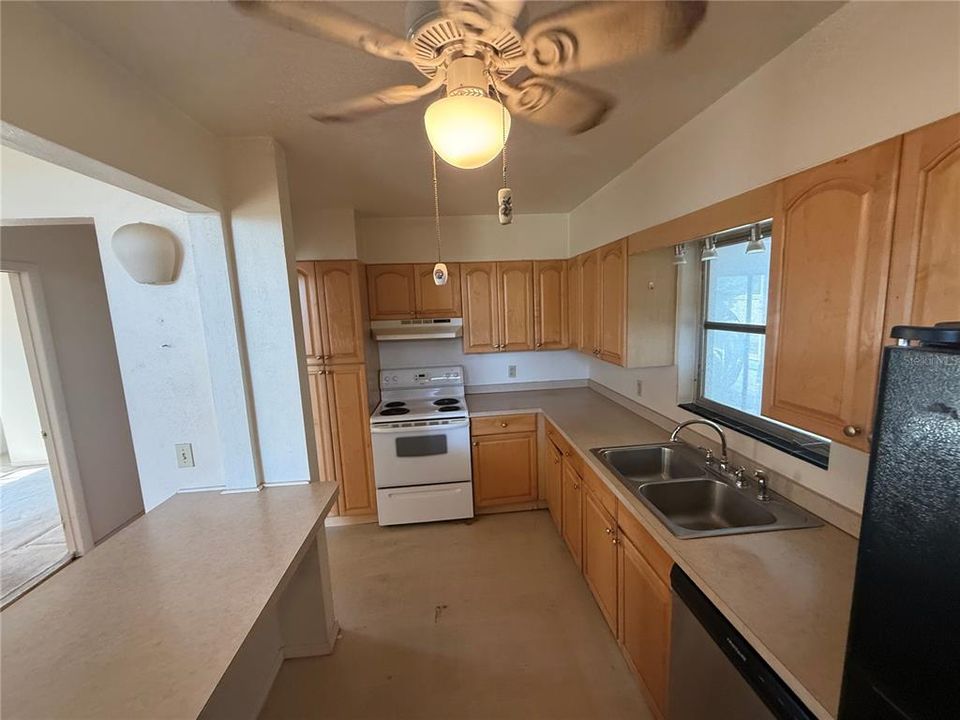 Active With Contract: $299,900 (3 beds, 2 baths, 1225 Square Feet)