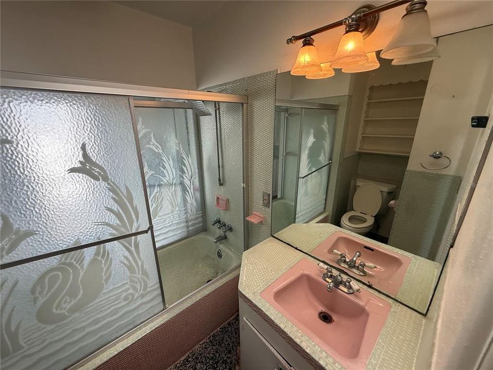 Active With Contract: $299,900 (3 beds, 2 baths, 1225 Square Feet)