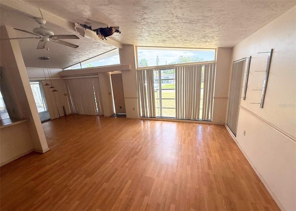 Active With Contract: $299,900 (3 beds, 2 baths, 1225 Square Feet)