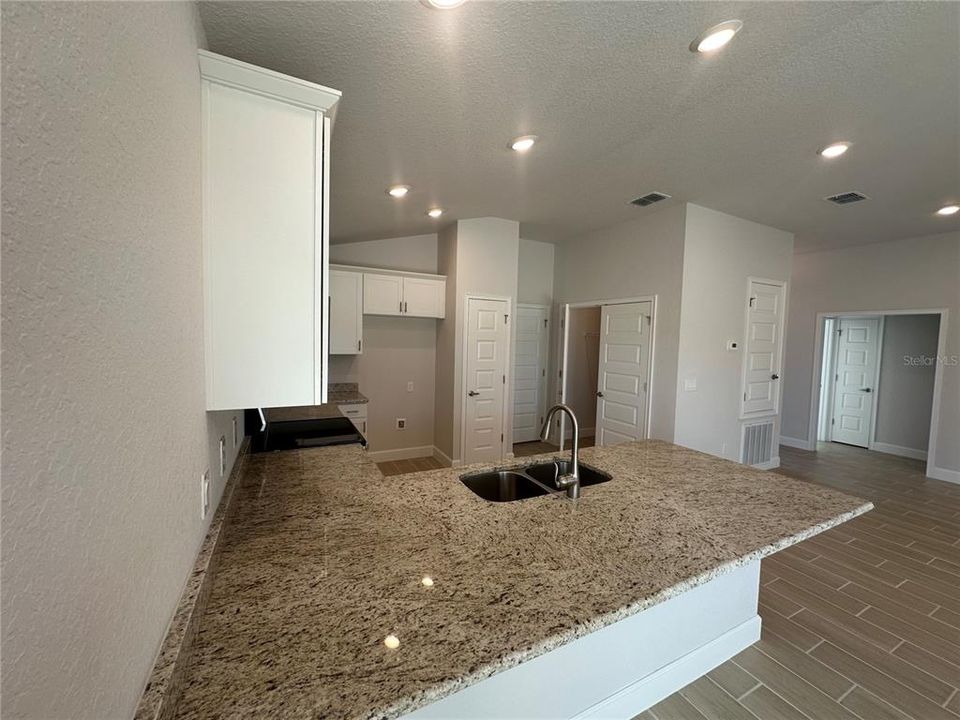 En Venta: $261,350 (3 camas, 2 baños, 1373 Pies cuadrados)