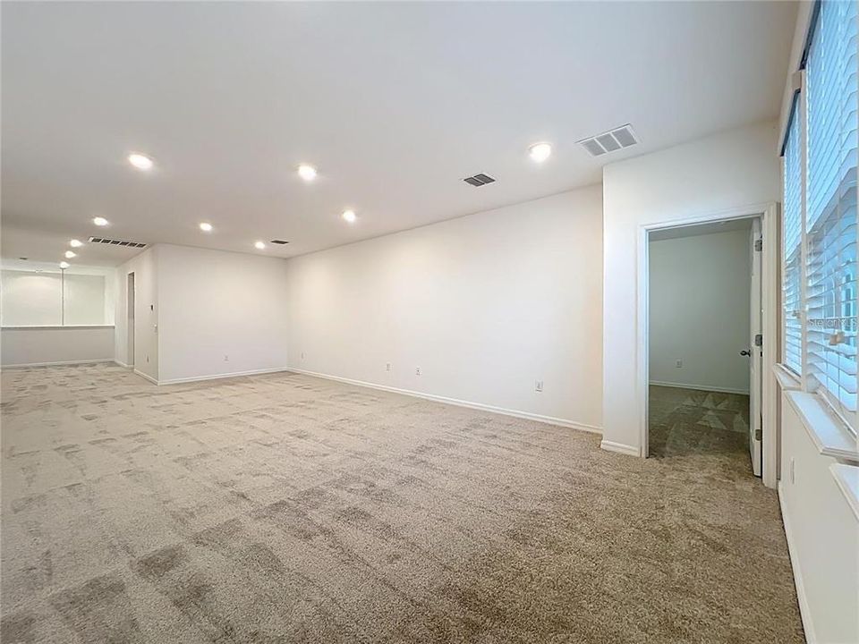 出租: $4,150 (5 贝兹, 3 浴室, 3689 平方英尺)