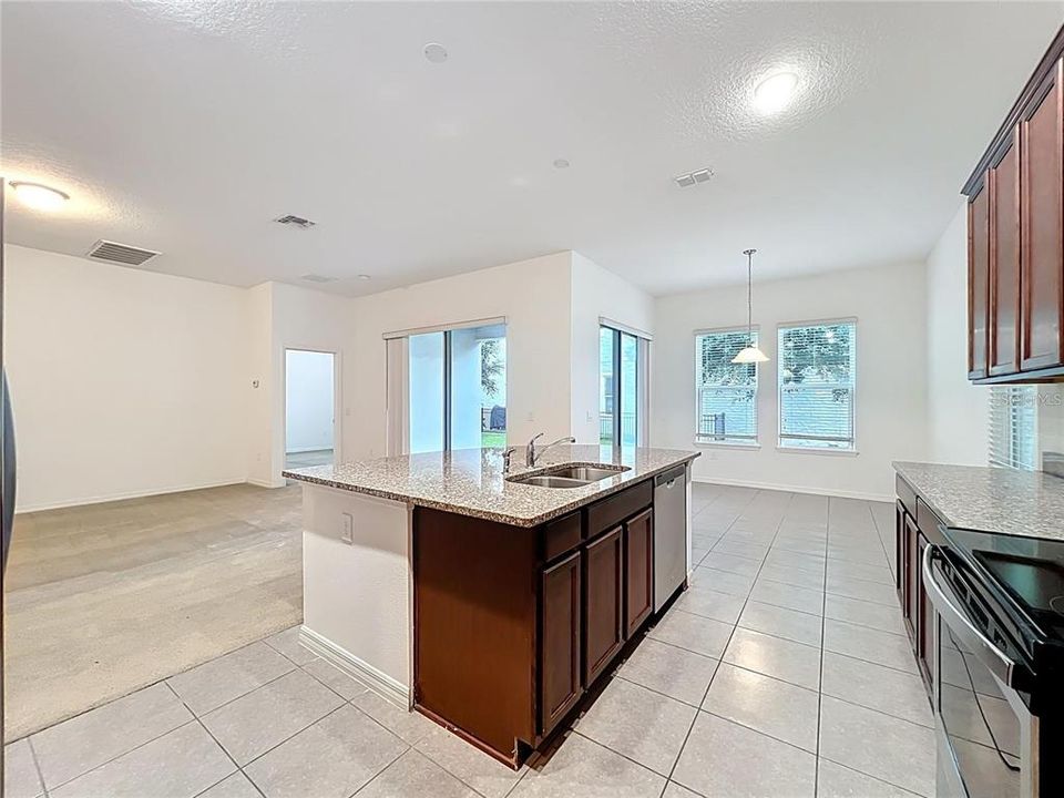 出租: $4,150 (5 贝兹, 3 浴室, 3689 平方英尺)