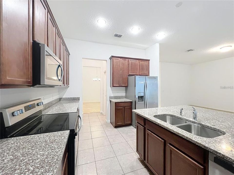 出租: $4,150 (5 贝兹, 3 浴室, 3689 平方英尺)