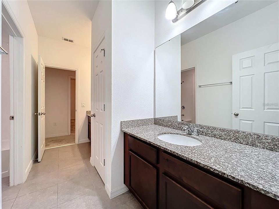 出租: $4,150 (5 贝兹, 3 浴室, 3689 平方英尺)