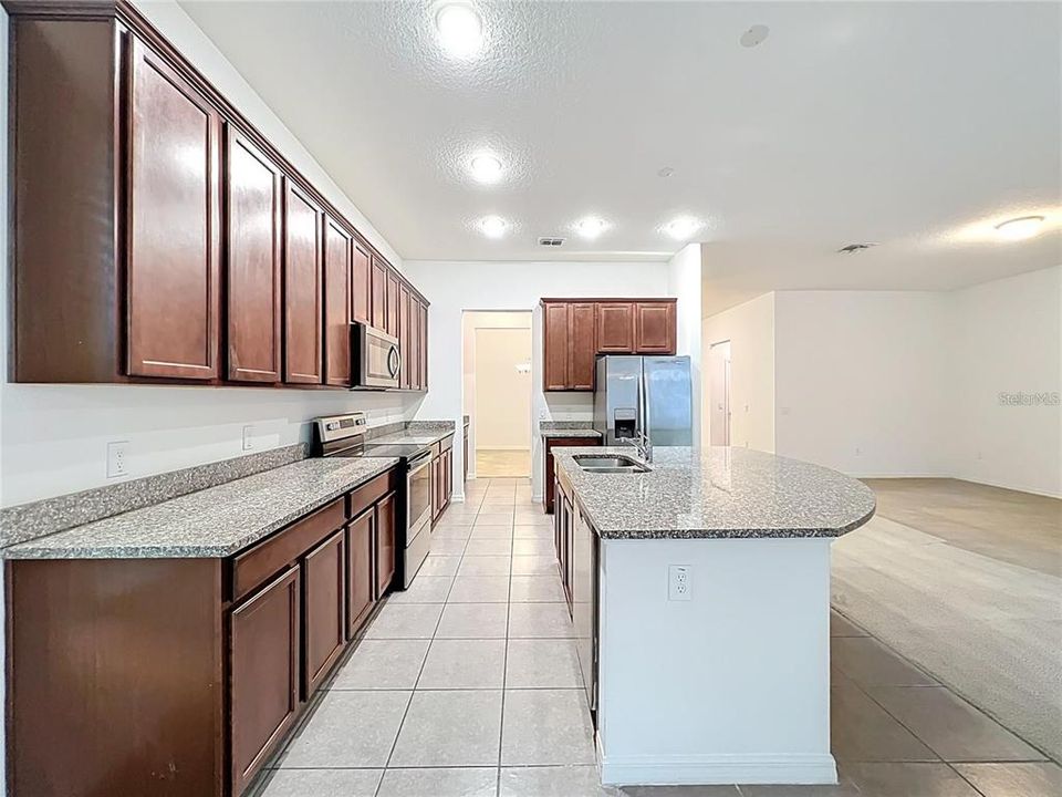 出租: $4,150 (5 贝兹, 3 浴室, 3689 平方英尺)