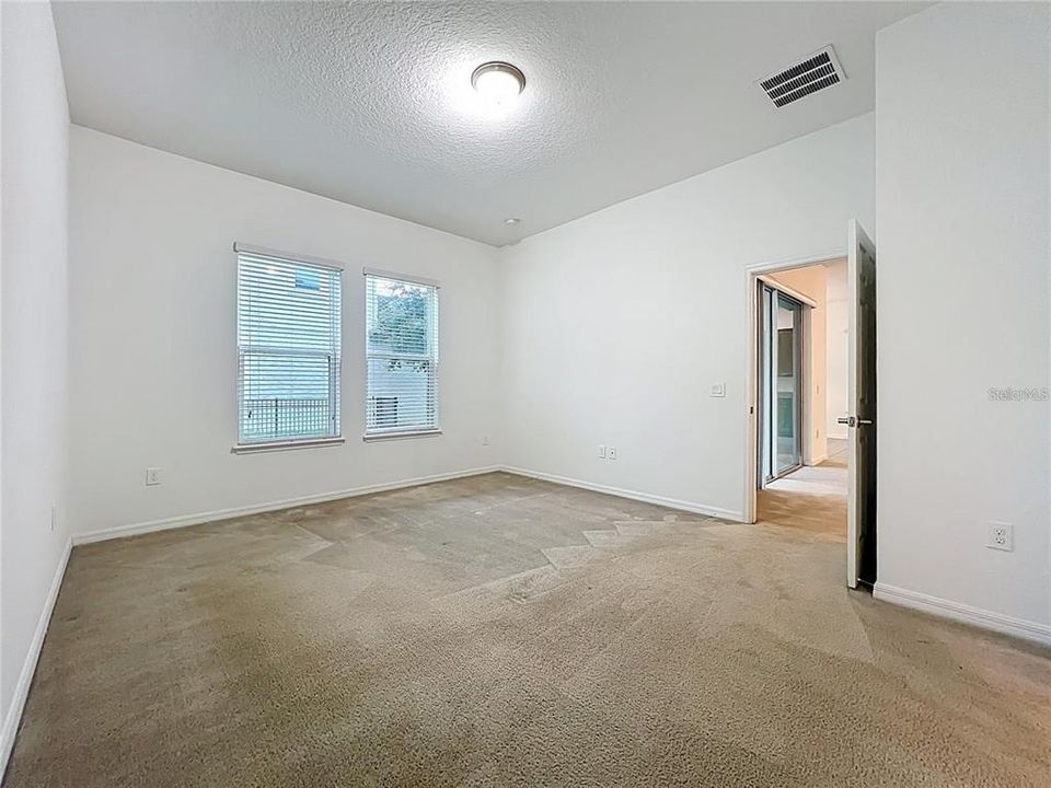 出租: $4,150 (5 贝兹, 3 浴室, 3689 平方英尺)