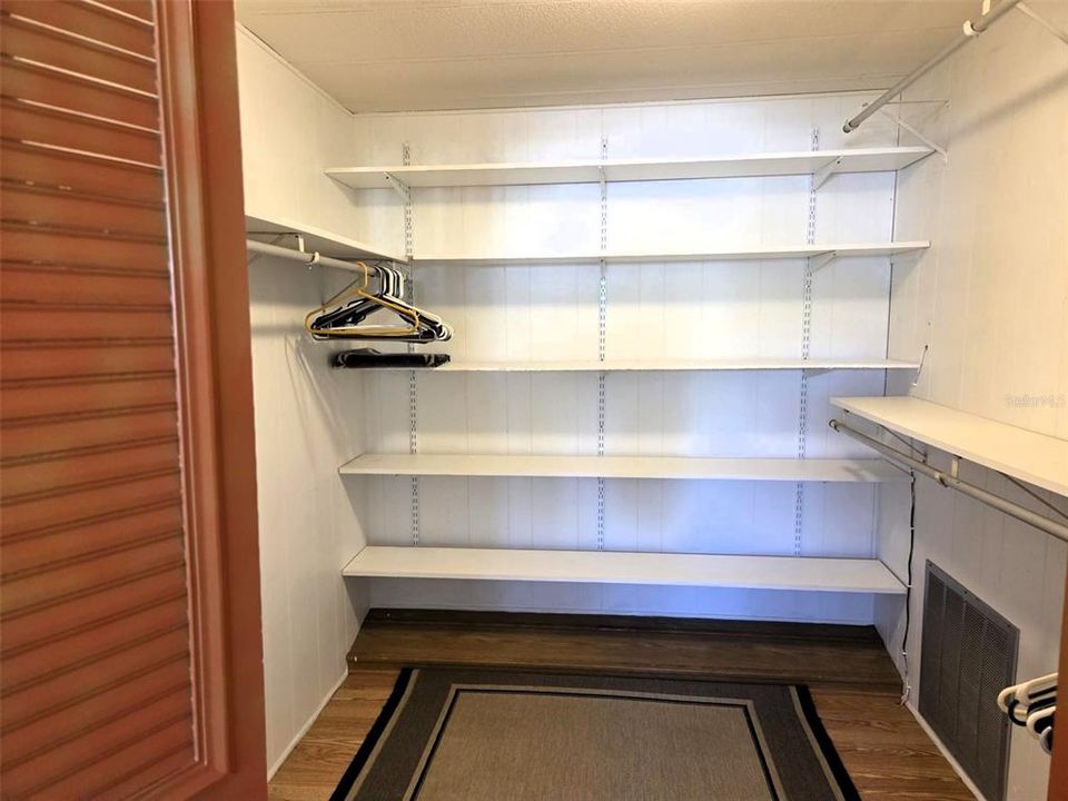 For Sale: $200,000 (2 beds, 2 baths, 1150 Square Feet)