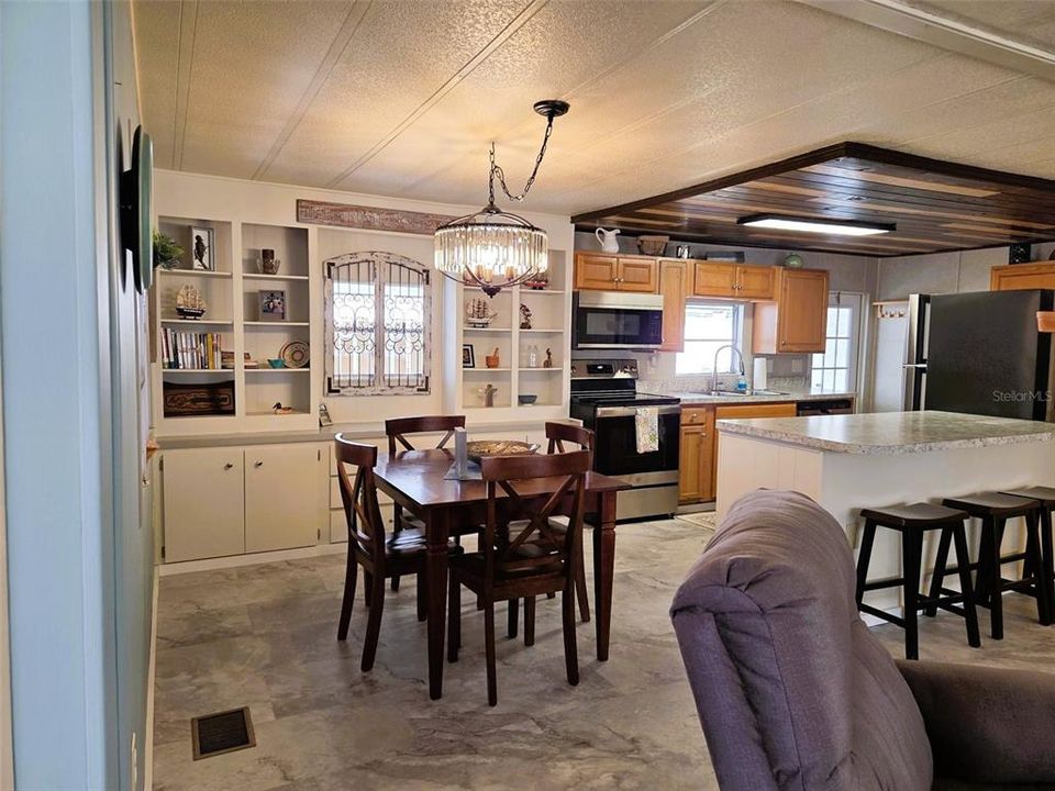 For Sale: $200,000 (2 beds, 2 baths, 1150 Square Feet)