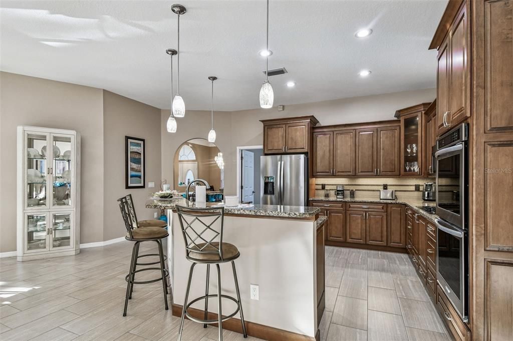 合同活跃: $847,000 (3 贝兹, 3 浴室, 2332 平方英尺)