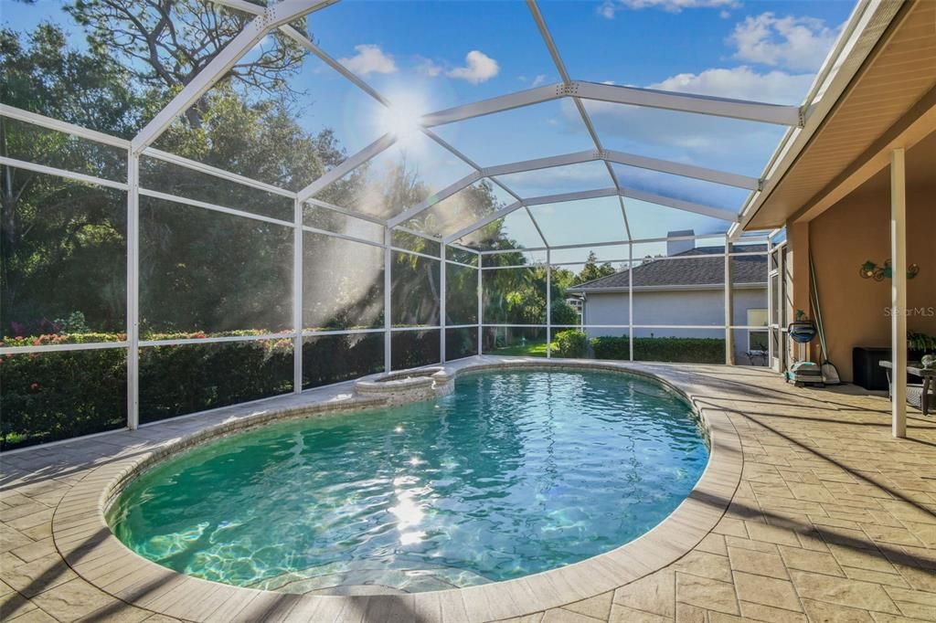 合同活跃: $847,000 (3 贝兹, 3 浴室, 2332 平方英尺)