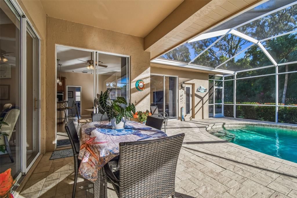 合同活跃: $847,000 (3 贝兹, 3 浴室, 2332 平方英尺)