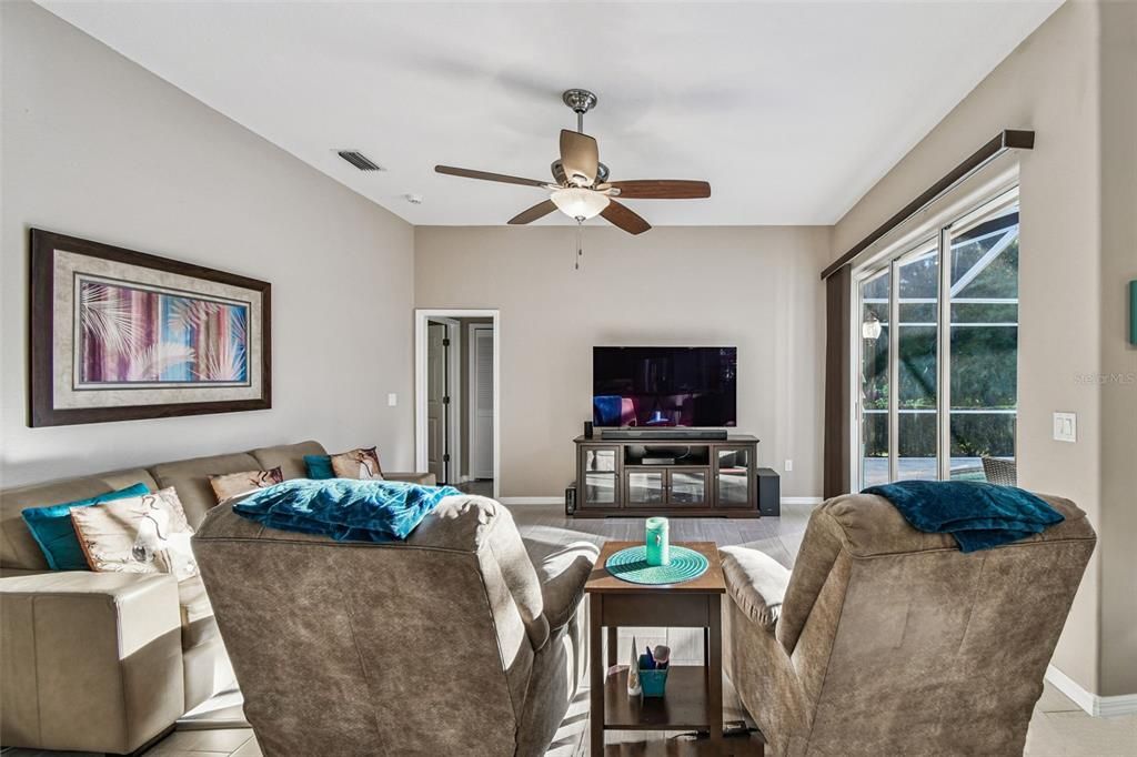 合同活跃: $847,000 (3 贝兹, 3 浴室, 2332 平方英尺)