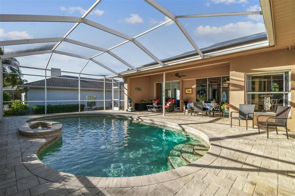 合同活跃: $847,000 (3 贝兹, 3 浴室, 2332 平方英尺)