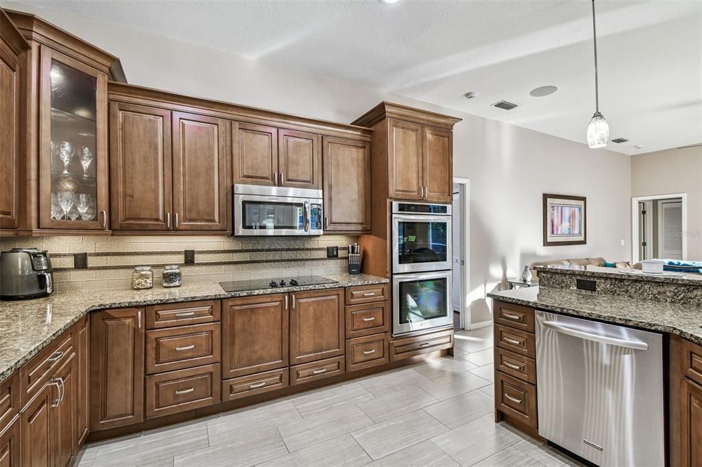 合同活跃: $847,000 (3 贝兹, 3 浴室, 2332 平方英尺)