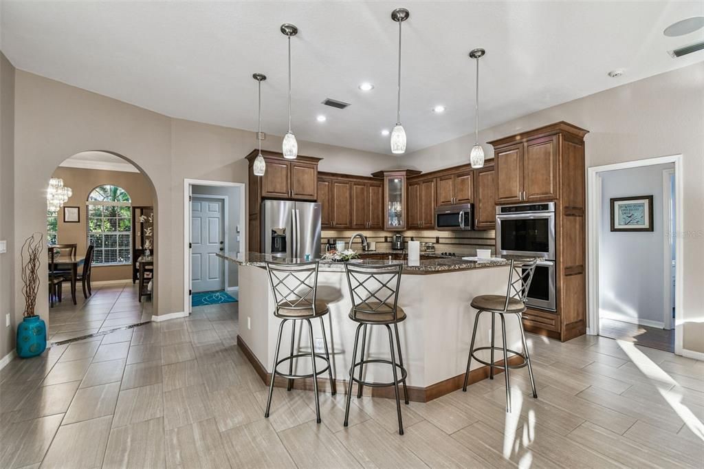 合同活跃: $847,000 (3 贝兹, 3 浴室, 2332 平方英尺)