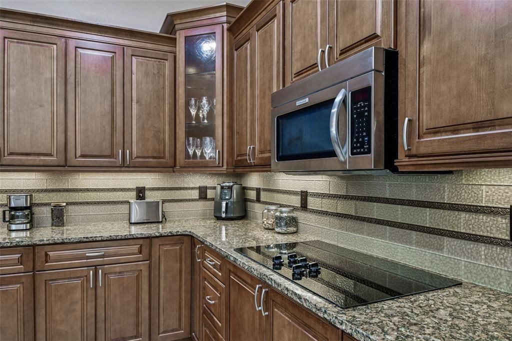 合同活跃: $847,000 (3 贝兹, 3 浴室, 2332 平方英尺)