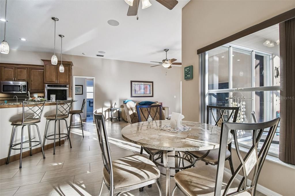 合同活跃: $847,000 (3 贝兹, 3 浴室, 2332 平方英尺)