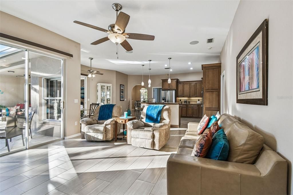 合同活跃: $847,000 (3 贝兹, 3 浴室, 2332 平方英尺)