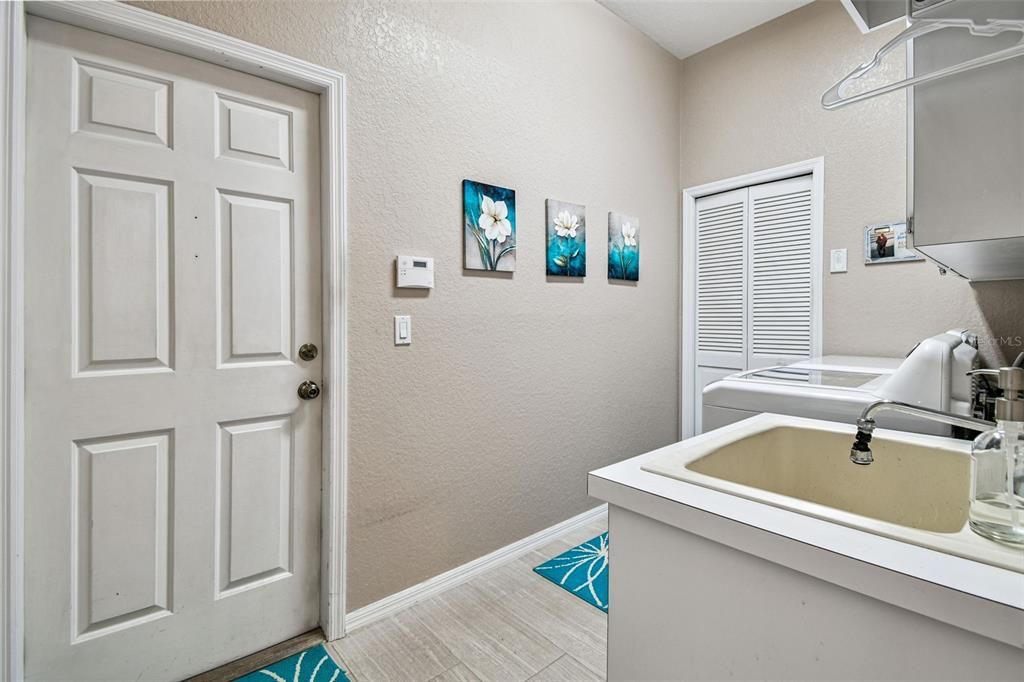 合同活跃: $847,000 (3 贝兹, 3 浴室, 2332 平方英尺)