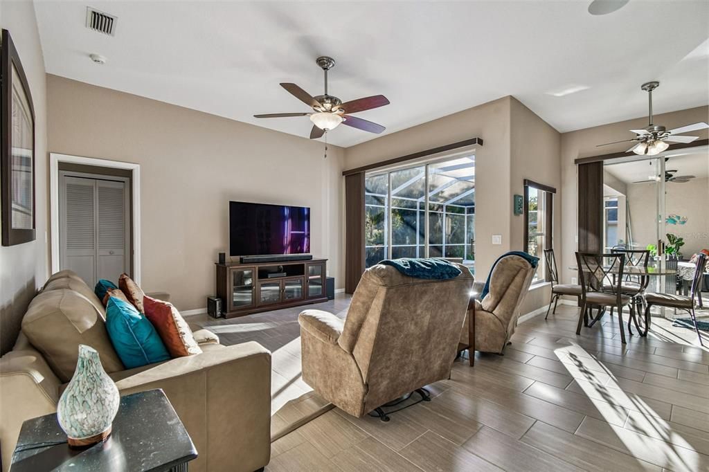 合同活跃: $847,000 (3 贝兹, 3 浴室, 2332 平方英尺)