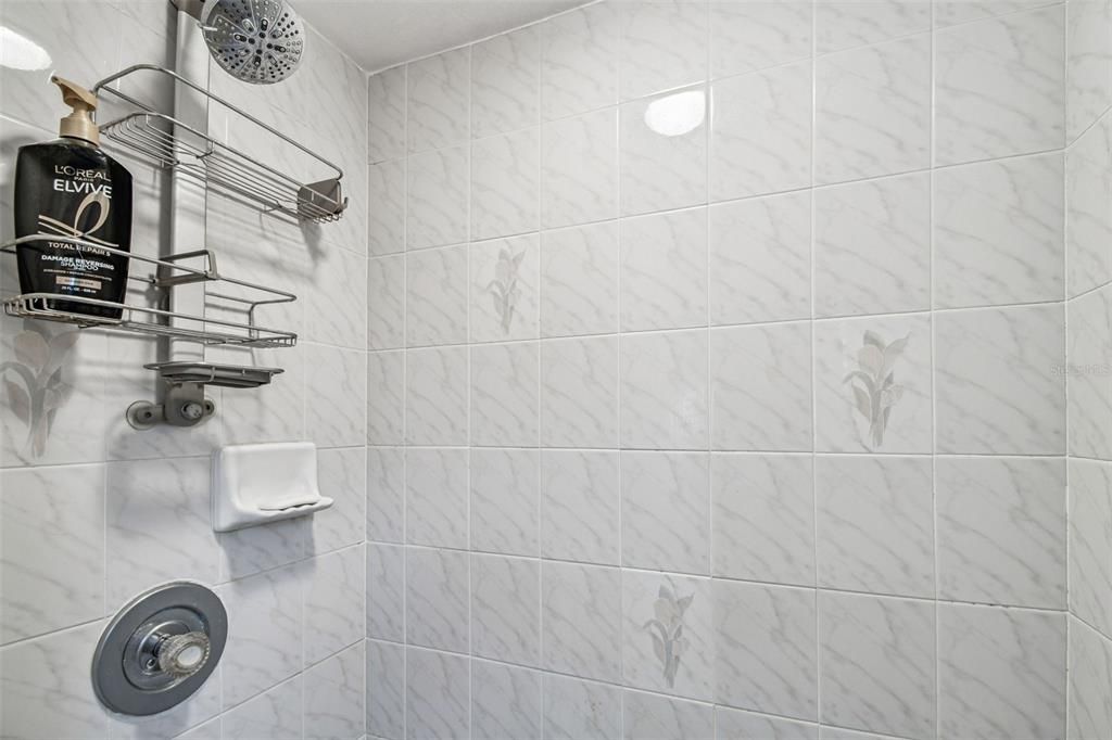 合同活跃: $847,000 (3 贝兹, 3 浴室, 2332 平方英尺)