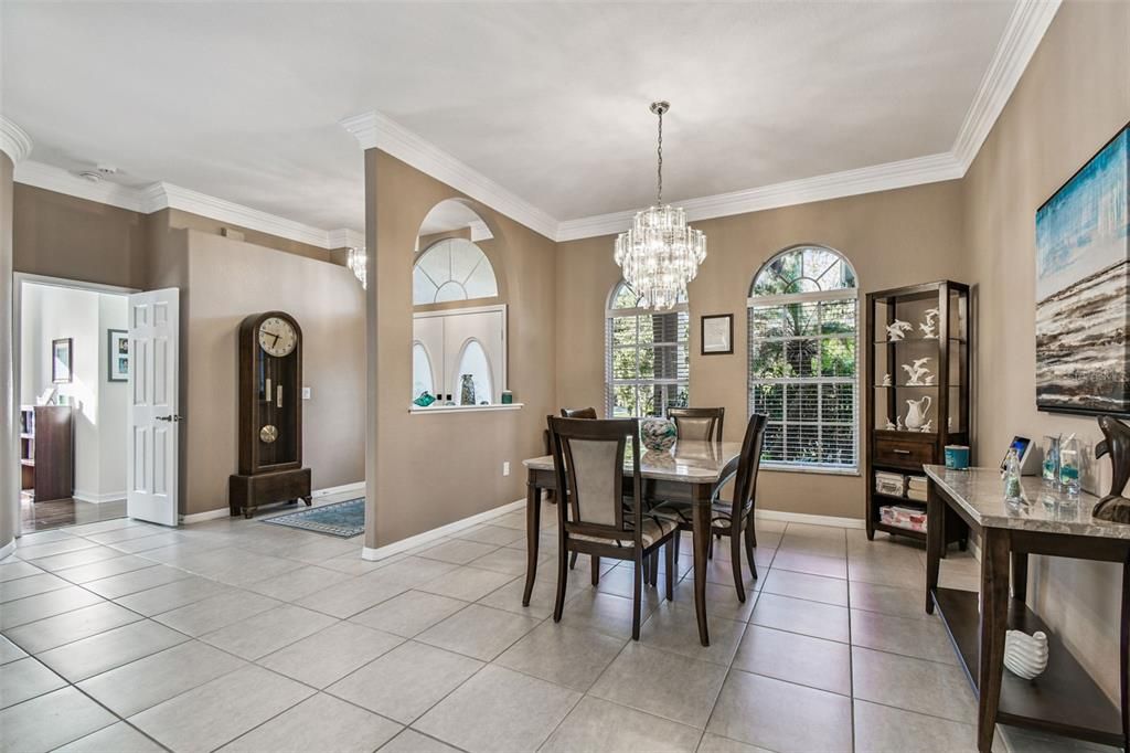 合同活跃: $847,000 (3 贝兹, 3 浴室, 2332 平方英尺)