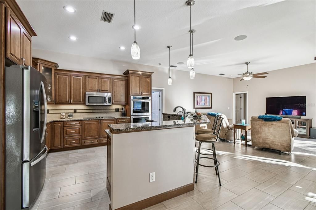 合同活跃: $847,000 (3 贝兹, 3 浴室, 2332 平方英尺)