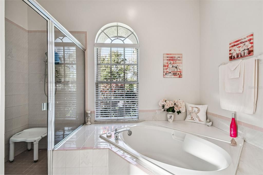 合同活跃: $847,000 (3 贝兹, 3 浴室, 2332 平方英尺)