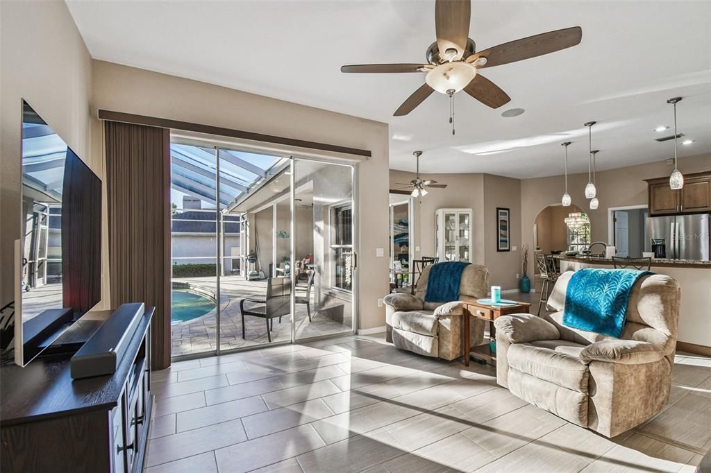 合同活跃: $847,000 (3 贝兹, 3 浴室, 2332 平方英尺)