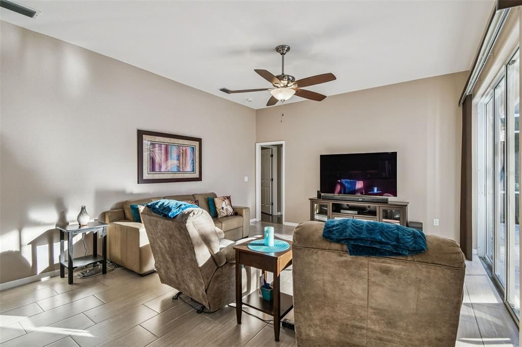 合同活跃: $847,000 (3 贝兹, 3 浴室, 2332 平方英尺)