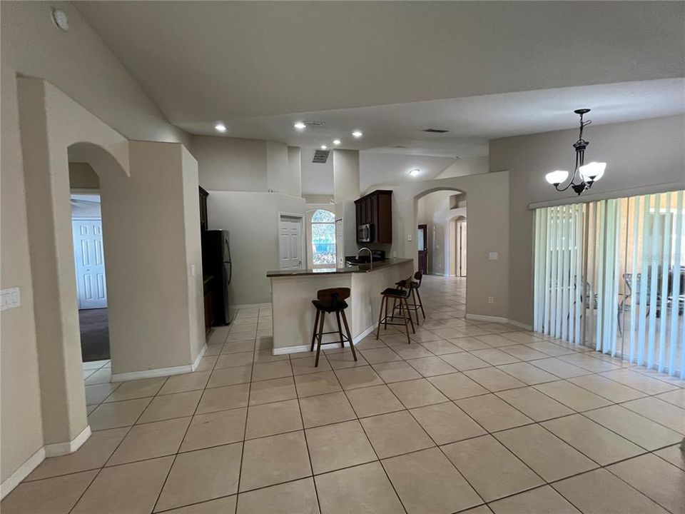 合同活跃: $2,450 (4 贝兹, 3 浴室, 2033 平方英尺)