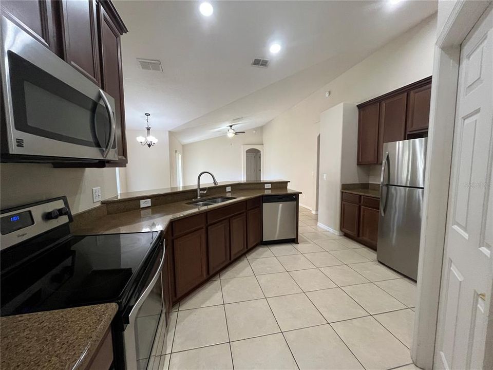 合同活跃: $2,450 (4 贝兹, 3 浴室, 2033 平方英尺)