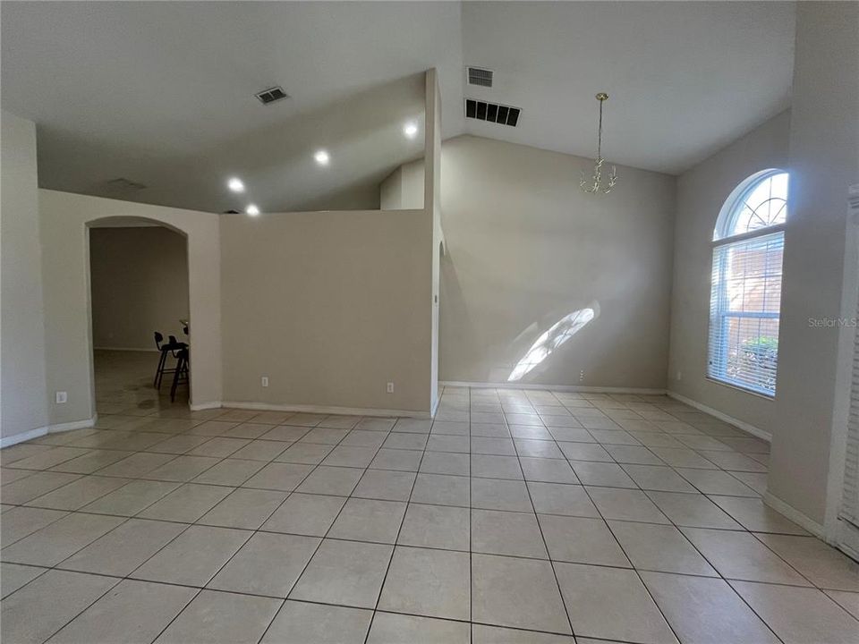 合同活跃: $2,450 (4 贝兹, 3 浴室, 2033 平方英尺)