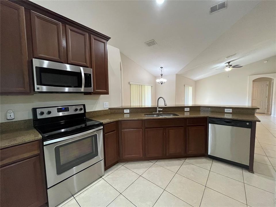 合同活跃: $2,450 (4 贝兹, 3 浴室, 2033 平方英尺)