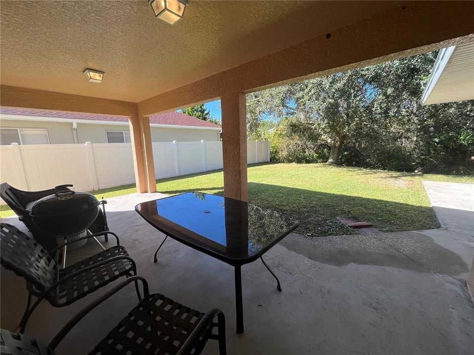 合同活跃: $2,450 (4 贝兹, 3 浴室, 2033 平方英尺)