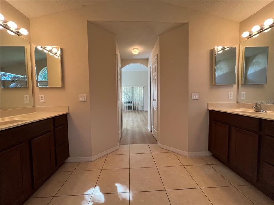 合同活跃: $2,450 (4 贝兹, 3 浴室, 2033 平方英尺)