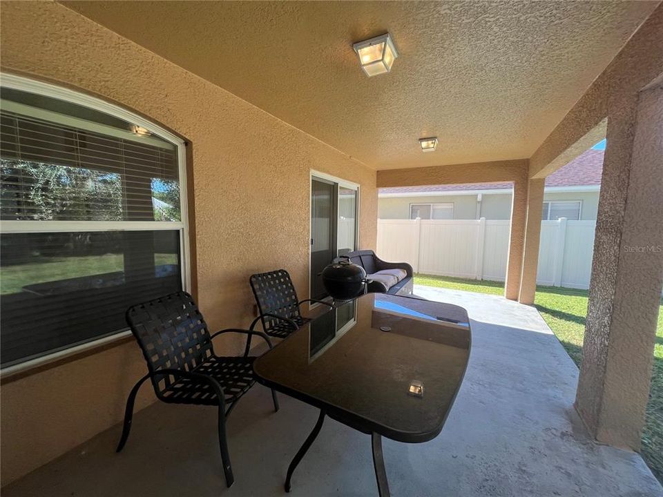 合同活跃: $2,450 (4 贝兹, 3 浴室, 2033 平方英尺)