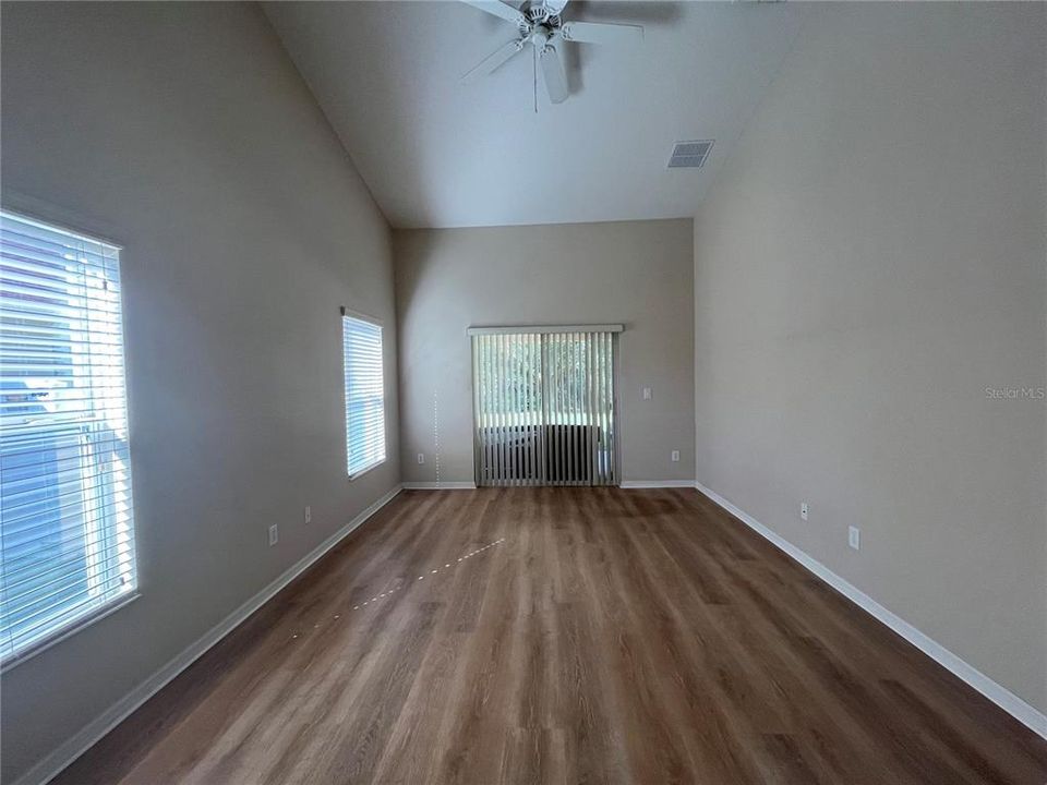 合同活跃: $2,450 (4 贝兹, 3 浴室, 2033 平方英尺)