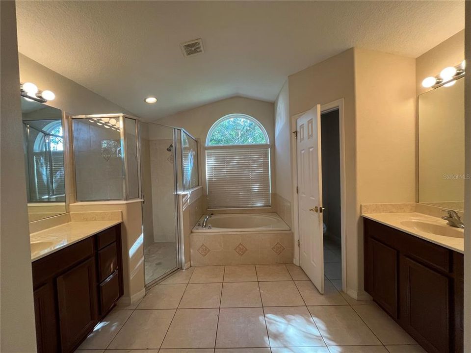 合同活跃: $2,450 (4 贝兹, 3 浴室, 2033 平方英尺)