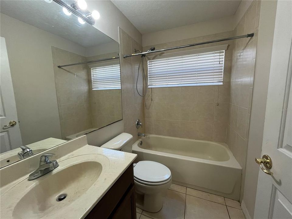 合同活跃: $2,450 (4 贝兹, 3 浴室, 2033 平方英尺)