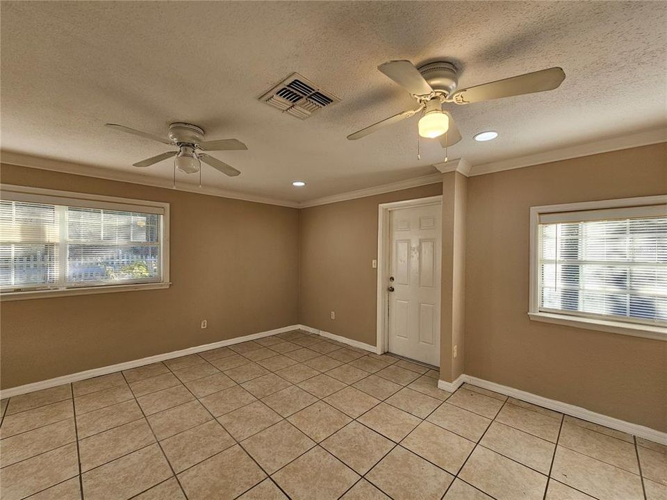 For Rent: $1,025 (1 beds, 1 baths, 589 Square Feet)