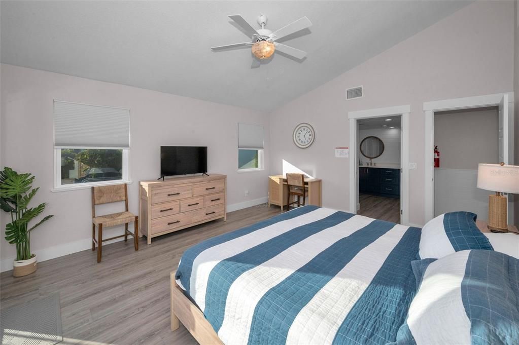 На продажу: $1,890,000 (6 спален, 0 ванн, 3060 Квадратных фут)