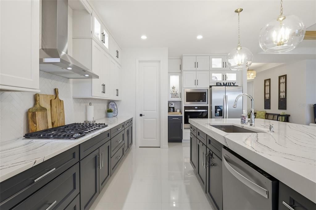 En Venta: $889,700 (4 camas, 3 baños, 2836 Pies cuadrados)