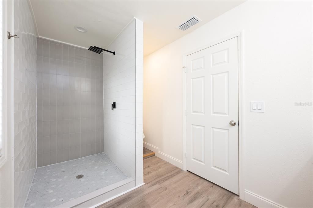 For Sale: $499,000 (6 beds, 4 baths, 2660 Square Feet)