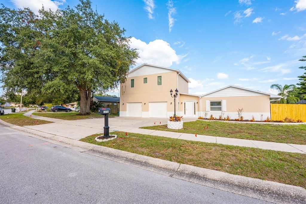 For Sale: $499,000 (6 beds, 4 baths, 2660 Square Feet)