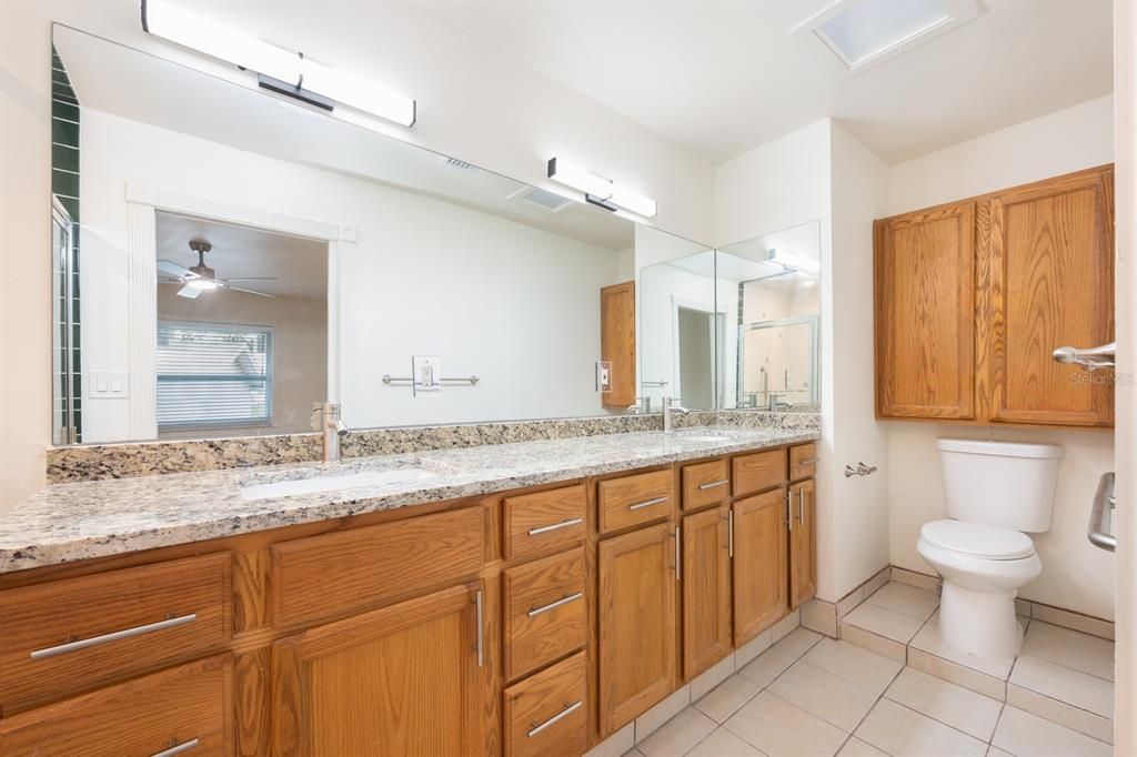 For Sale: $499,000 (6 beds, 4 baths, 2660 Square Feet)