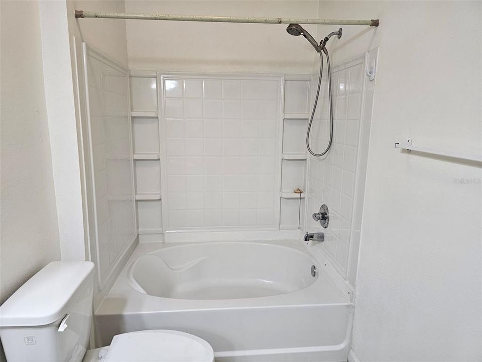 出租: $1,525 (2 贝兹, 1 浴室, 1008 平方英尺)